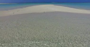 Şeffaf deniz suyunun yakın görüntüsü. Bahamalar, Karayipler 'de tropik tatil. 