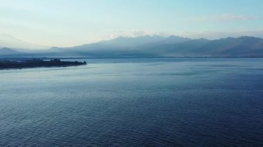 Dağın arka planında deniz manzarası. Bahamalar, Karayipler 'in tropikal doğası. 