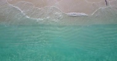 Sığ suyu olan kumlu bir sahil. Malezya, Asya 'nın muhteşem doğası.