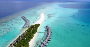 Lüks bungalovları olan bir ada. Bahamalar, Karayipler 'de tropik tatil. 