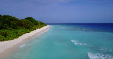 Adanın etrafındaki mavi deniz. Bali 'nin yaz deniz manzarası.