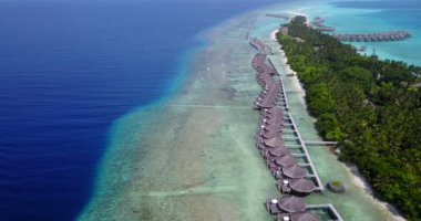 Lüks bungalovların ve saydam su yüzeyinin manzarası. Seyşeller Adası, Doğu Afrika 'da yaz tatili.