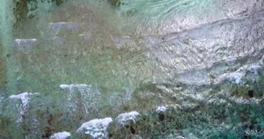 Yukarıdan görülen dalgalı deniz suyu. Tayland 'a yaz yolculuğu.