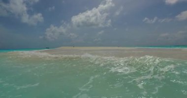 Sahilde sakin bir deniz. Bahamalar cennet sahnesi, Karayipler.