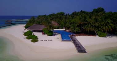 Yeşil adada tropik bir tatil köyü. Tayland 'da yaz mevsimi.  