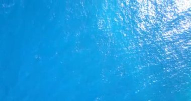 İnsansız hava aracından gözlemlenen dalgalı deniz suyu. Dominik Cumhuriyeti, Karayipler 'in şaşırtıcı doğası.