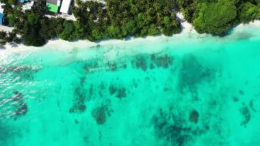 Deniz kenarında mavi ve yeşil su. Bali, Endonezya 'da egzotik tatil.