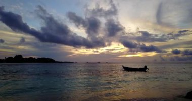 Gün batımında kenetlenmiş motorlu tekne. Malezya, Asya 'da yaz tatili.