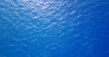 Mavi dalgalı denizin doğal yüzeyi. Endonezya, Bali 'de tropikal tatilin tadını çıkarıyorum..