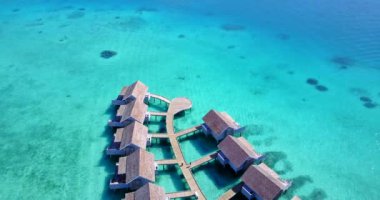 Adadaki lüks bungalovların havadan görünüşü. Endonezya, Bali 'de tatil sezonu.