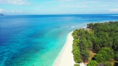 Turkuaz denizdeki yeşil ada. Bora Bora 'da yaz tatili, Fransız Polinezyası.