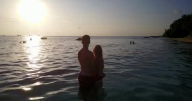 Tropik sahilde romantik bir çift.