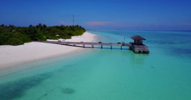 Adadaki ahşap iskele. Maldivlere yaz gezisi 