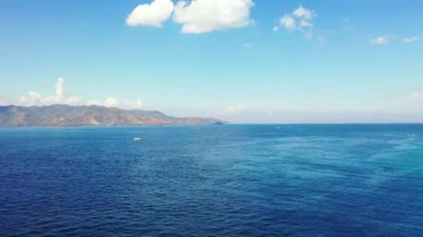 Yüksek dağları olan deniz manzarası. Bali, Endonezya 'da egzotik tatil.