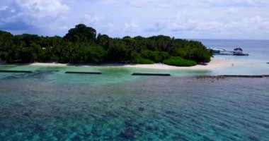 Kayalık dalgalı adanın üst manzarası. Bahamalar, Karayipler 'in tropikal doğası. 