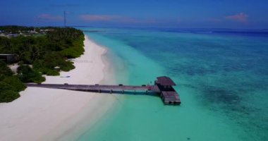 Adanın ahşap iskelesi. Endonezya, Bali 'nin tropik cenneti.