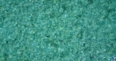 Dalgalanan denize bakıyorum. Bahamalar cennet sahnesi, Karayipler. 