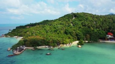 Yeşil ada kıyısındaki kayalar. Bahamalar, Karayipler 'de yaz sahnesi.