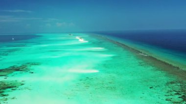 Turkuaz denizde kum yolu. Bahamalar, Karayipler 'de tropik tatil. 