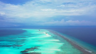 Manyetik turkuaz deniz manzarası yaz günlerinde İHA 'dan izleniyor. Endonezya, Bali 'de yaz deniz manzarası. 