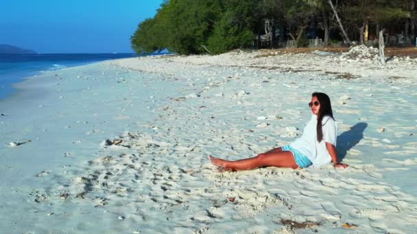 Menina Sentada Praia Areia Relaxante — Vídeo de Stock