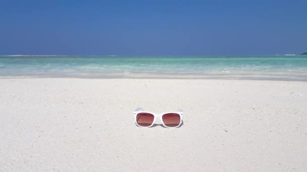 Vista Vicino Degli Occhiali Sole Sulla Spiaggia Relax Estivo Malesia — Video Stock