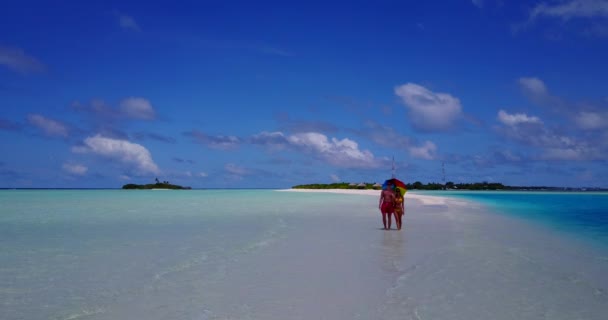Casal Amoroso Relaxando Juntos Praia Tropical Férias Verão Viagens Havaí — Vídeo de Stock