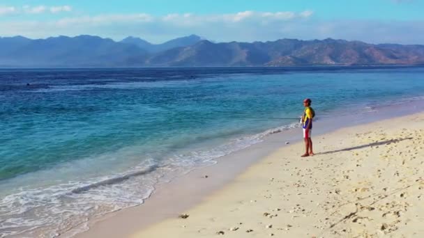 若い漁師 ボラカイ島 マレー語で美しい海と山の海の眺め — ストック動画