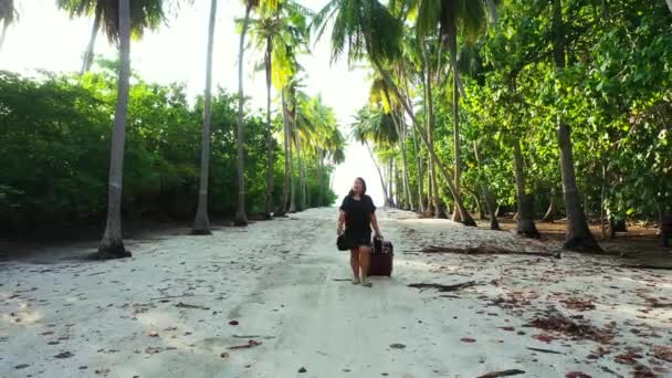 Femme Touriste Marchant Pendant Les Vacances Tropicales Été Avec Valise — Video