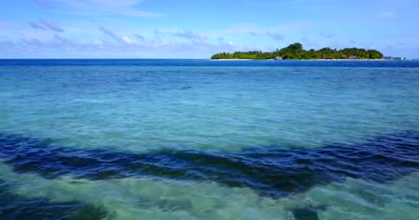 蓝色波纹海 有岛屿背景 夏季澳大利亚之行 — 图库视频影像