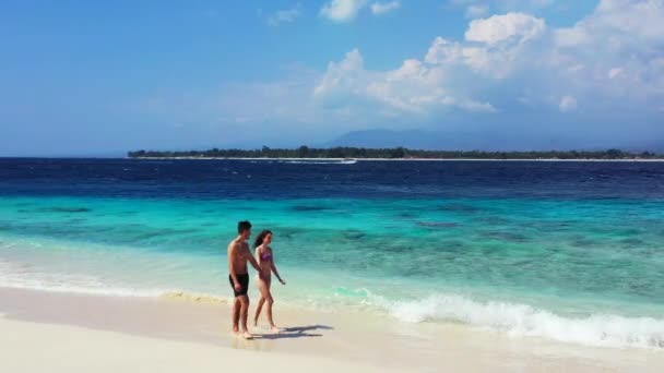 Tropical Escena Isla Con Joven Pareja Encantadora Disfrutando Vacaciones Playa — Vídeos de Stock