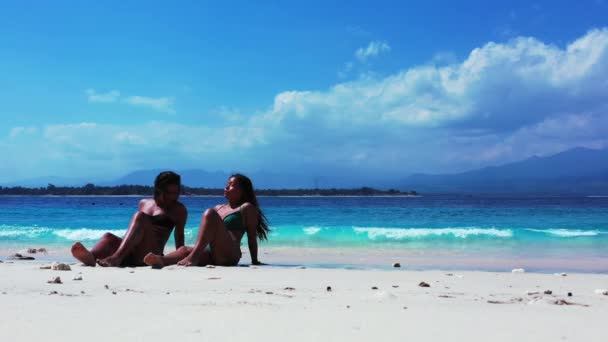 Dwie Dziewczyny Miło Spędzające Czas Opalające Się Piaszczystej Plaży — Wideo stockowe