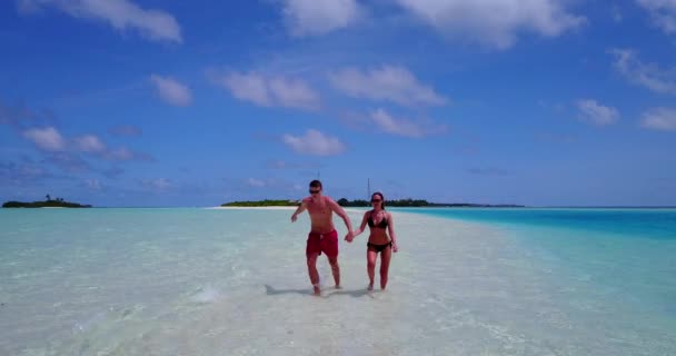 新婚旅行の休暇旅行の休日を楽しんで海の若いカップルと結婚した オアフ島ハワイ アメリカ — ストック動画