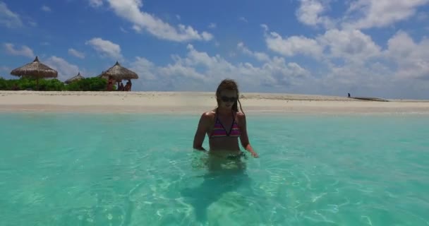 Цікава Жінка Бікіні Грає Водою Мальдівах — стокове відео