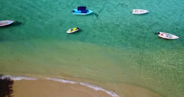 Vista Superior Los Barcos Atracados Aguas Poco Profundas Viaje Verano — Vídeos de Stock