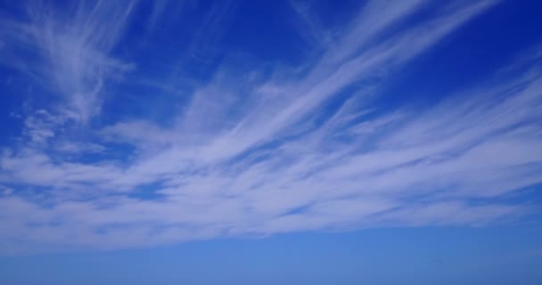 Privind Cerul Albastru Fundal Nori Albi Pufoși Scena Vacanței Vară — Videoclip de stoc