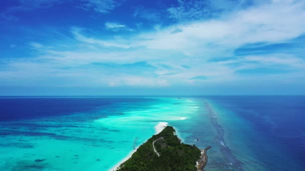 Wyspa Turkusowym Morzu Wakacje Malediwach — Wideo stockowe