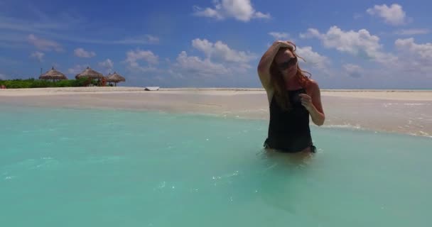 可爱的红头发妇女享用马尔代夫的温水 — 图库视频影像
