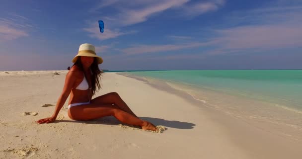 Vakker Kvinne Med Perfekt Kroppslapphet Stranden Iført Hvit Bikini Nyter – stockvideo