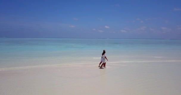 Pareja Feliz Despertando Playa Tropical Durante Día — Vídeos de Stock