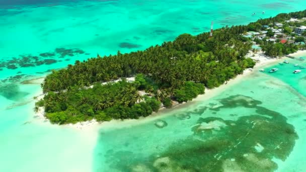 Удивительный Вид Дрона Остров Мальдив Красивыми Чистыми Бирюзовыми Морскими Волнами — стоковое видео