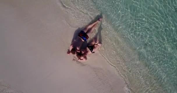 Pareja Romántica Playa Tropical — Vídeo de stock