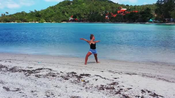 Ragazza Che Yoga Sulla Spiaggia Sabbia Bianca — Video Stock