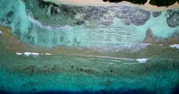Drone Zicht Helder Blauwe Stromende Golven Exotische Vakantie Bali Indonesië — Stockvideo