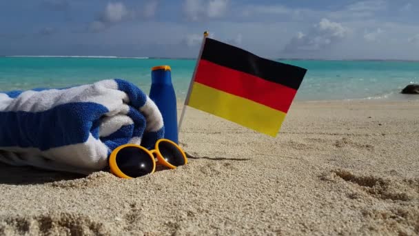 Toalla Rayas Con Loción Gafas Sol Bandera Alemana Ondeando Playa — Vídeos de Stock