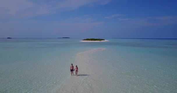 Романтична Пара Тропічному Пляжі — стокове відео