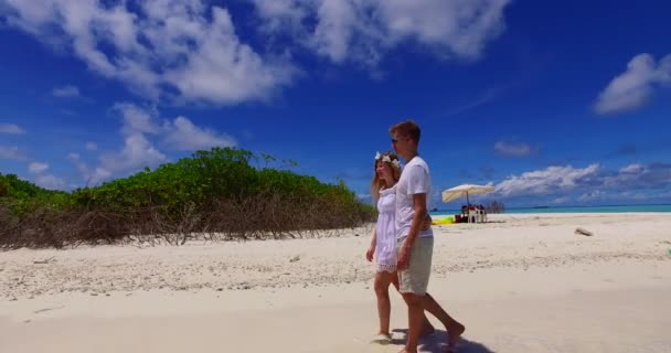 Romantisches Paar Tropischen Strand — Stockvideo