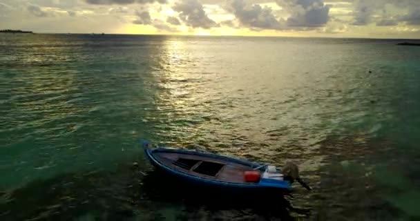 Günbatımında Dalgalar Üzerinde Sallanan Yalnız Bir Tekne Endonezya Bali Yaz — Stok video
