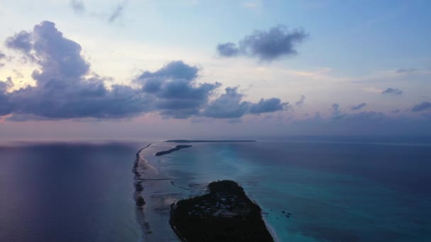 海辺で壮大な夕日 バリ島の牧歌的な自然 — ストック動画