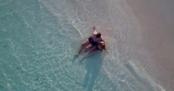 Feliz Pareja Romántica Playa Tropical — Vídeo de stock